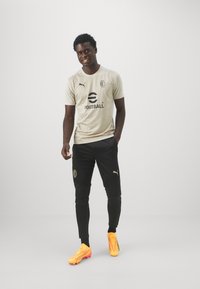 Puma AC MILAN PREMATCH - T-Shirt sport - putty/prairie tan