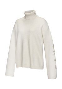 Crème coltrui met een ontspannen pasvorm, ribbeltextuur bij de kraag en manchetten, en gedurfde bedrukte letters op één mouw.