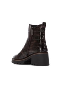Botas de tobillo marrones con grabado de cocodrilo, con cremallera lateral, tacón grueso negro y suela acanalada para mayor tracción. Textura suave, diseño elegante.