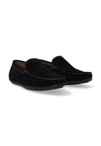 Sorte ruskind loafers med rund tå, kontrastbroderi og struktureret gummisål for greb og holdbarhed.