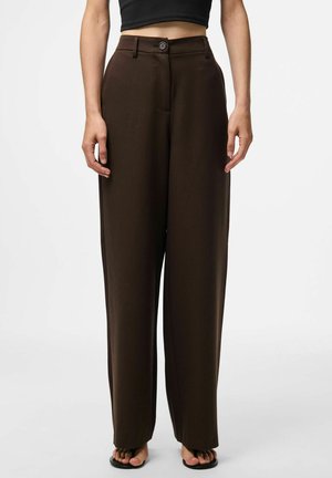 Bruine wijde broek met een gladde textuur, enkele knoopsluiting en riemlussen, gestyled met een cropped zwart top en sandalen.