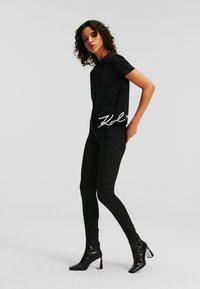 KARL LAGERFELD SIGNATURE HEM - Tričko s potlačou - black