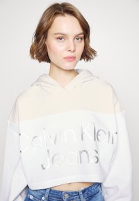 Calvin Klein Jeans SHINY INSTITUTIONAL HOODIE - Sweatshirt - bright white