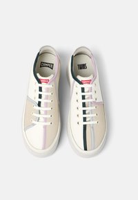 Beige-weiße Sneaker mit lila, blauen und grünen Akzenten; glattes Obermaterial; runde Zehenform; weiße Schnürsenkel; strukturierte Gummisohle.