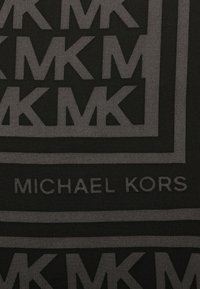 Tejido negro con un patrón repetido de las letras 'MK' en un tono contrastante, con el nombre 'MICHAEL KORS' en la parte inferior.