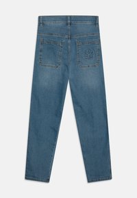 Jeans in denim blu con un design a gamba dritta. Presentano due tasche posteriori, una delle quali con un logo a forma di albero embossato e cuciture visibili.