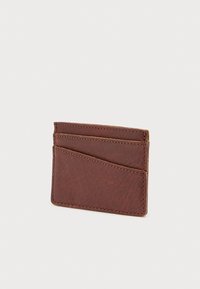 Καφέ δερμάτινο θήκη καρτών με τέσσερις θήκες, με κομψό σχεδιασμό, υφή και αντίθετη ραφή κατά μήκος των άκρων.