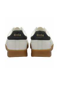 Witte leren sneakers met een zwart hieldetail, voorzien van een gouden "Gola" logo en een lichtbruine rubberen zool. Eenvoudig en klassiek ontwerp.