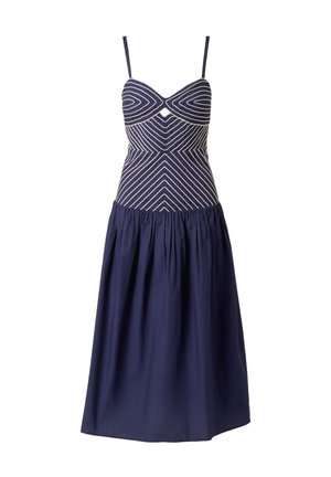 Marineblauwe midí-jurk met witte geometrische lijnen op het nauwsluitende lijfje, dunne bandjes, uitsparing onder de buste en een geplooide rok.