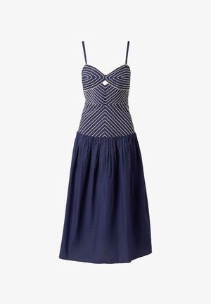 Marineblauwe midí-jurk met witte geometrische lijnen op het nauwsluitende lijfje, dunne bandjes, uitsparing onder de buste en een geplooide rok.