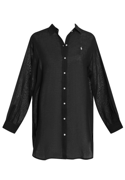 Μαύρο πουκάμισο με μακριά μανίκια από διάφανο ύφασμα, με κουμπιά μπροστά, χαρακτηριστικό μυτερό γιακά και μικρό κεντητό λογότυπο στο στήθος.