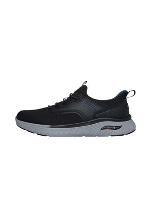 Zapatilla deportiva negra con una parte superior de malla texturizada, acentuada con detalles en azul y una suela de goma gris que presenta el logo Arch Fit.