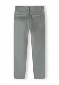 Pantaloni di cotone grigi chiari con un design a gamba dritta, dotati di due tasche posteriori e di una cintura piatta. Texture liscia con dettagli minimi.