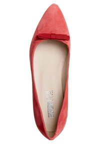 Chaussure plate en daim rouge avec bout pointu, présentant un petit ruban rouge sur le devant et une doublure intérieure lisse de couleur beige.