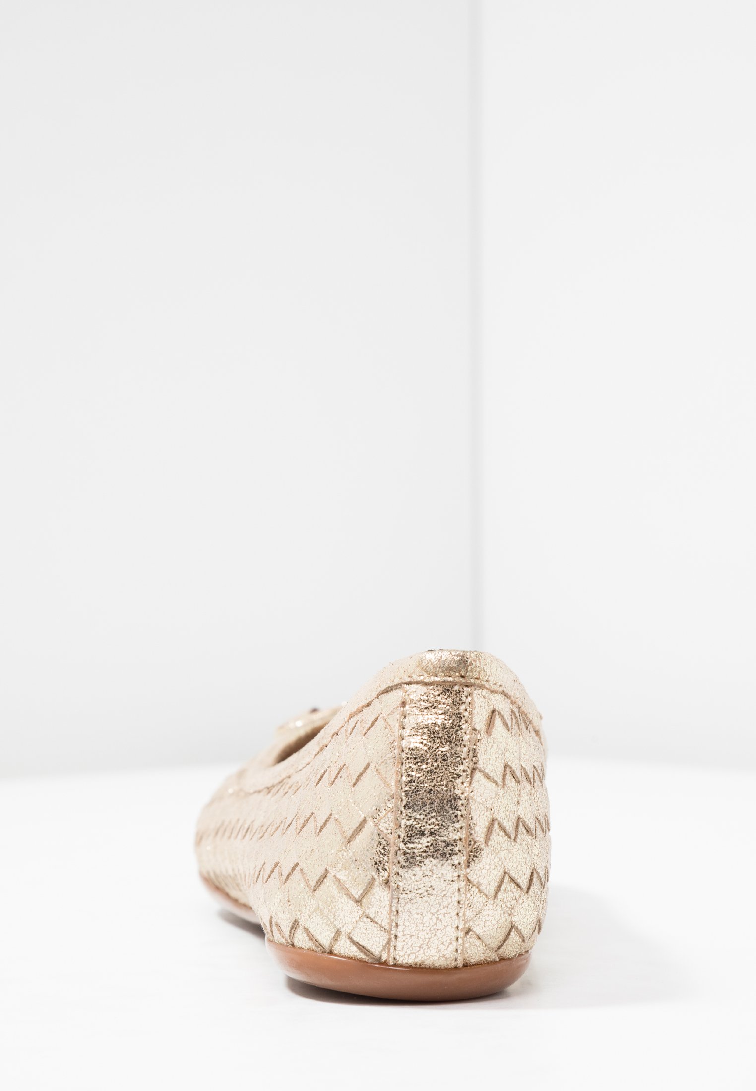 carvela luggage pumps