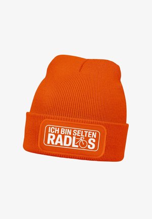 Orangefarbene Strickmütze mit umgeklapptem Bündchen, mit einem weißen rechteckigen Aufnäher, auf dem "ICH BIN SELTEN RADLOS" und ein Fahrrad-Symbol abgebildet sind.