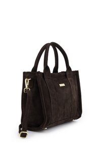 Sac à main en daim marron avec ferrures dorées, deux poignées supérieures, une bandoulière amovible et des détails de coutures visibles. Forme structurée.