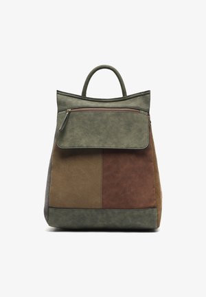 Sac à dos en suède de couleur vert foncé, marron et gris. Il dispose d'une poignée supérieure, d'une poche zippée à l'avant et d'une forme rectangulaire.