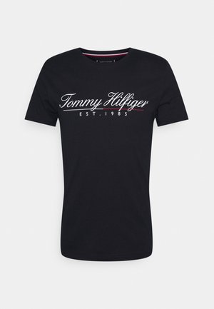 Czarna koszulka z krótkim rękawem z logo "Tommy Hilfiger EST. 1985" w białym i czerwonym druku na piersi.