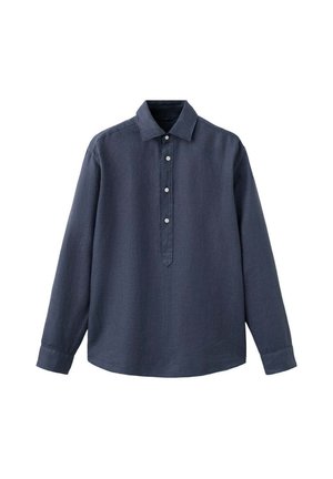 Chemise bleu foncé à manches longues avec col, patte à quatre boutons et poignets boutonnés, présentée sur fond blanc.
