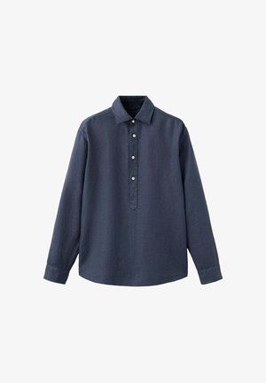 Chemise bleu foncé à manches longues avec col, patte à quatre boutons et poignets boutonnés, présentée sur fond blanc.