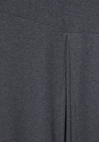 Sötétszürke szövet függőleges varrással és finom ránccal, amely textúrát és formát ad.