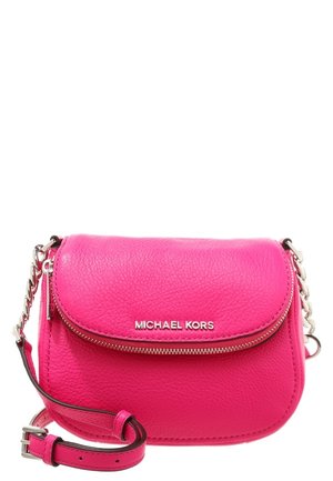 Lyserød crossbody-taske i kornet læder med sølvfarvet kædestropp og Michael Kors-logo på frontklaffen med lynlåsdetalje.