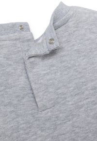 Grijze sweatshirt met een textuurstof, geribbelde halslijn en drukknoopsluiting aan de achterkant voor eenvoudig aandoen.