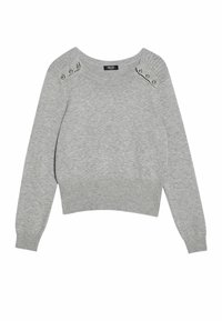 Pull gris raccourci en maille douce, avec poignets et ourlet côtelés, orné d'accessoires argentés décoratifs sur les épaules.