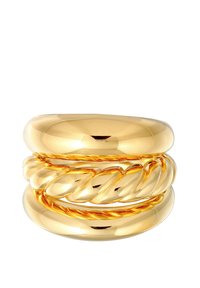 Anello dorato con una parte superiore a cupola liscia e dettagli in corda intrecciata. Presenta una texture lucida e un design a strati, che ne esalta la profondità visiva.
