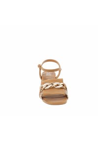 Sandal con punta aperta di colore marrone con suola piatta. Caratterizzato da una cintura intrecciata e un grande accento a catena. Cinturino alla caviglia regolabile per una vestibilità sicura.