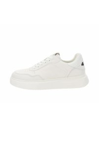 Zapatilla blanca de cuero con una textura suave, puntera redonda, diseño de cordones y una suela gruesa de goma blanca. Presenta un detalle del logo negro en el talón.
