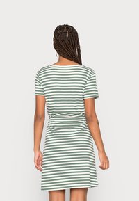 VILA VIMOONEY V NECK STRING DRESS - Vestido de malha - laurel wreath/white