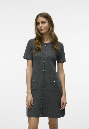 Robe en tricot gris foncé avec des manches courtes, un décolleté arrondi et une fermeture à boutons à l'avant, dotée de deux poches avec des boutons décoratifs.