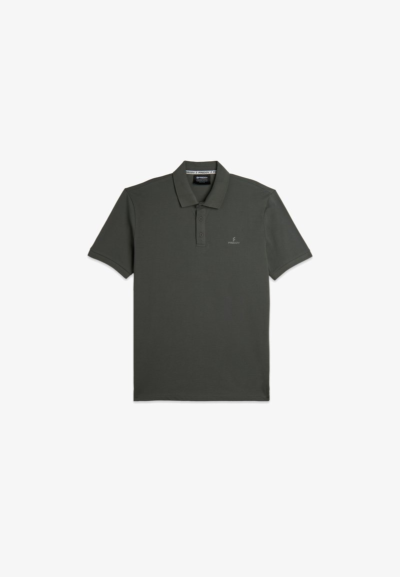 Polo shirt verde scuro realizzato in un morbido tessuto testurizzato. Presenta un colletto, una chiusura con tre bottoni e un piccolo logo sul petto.