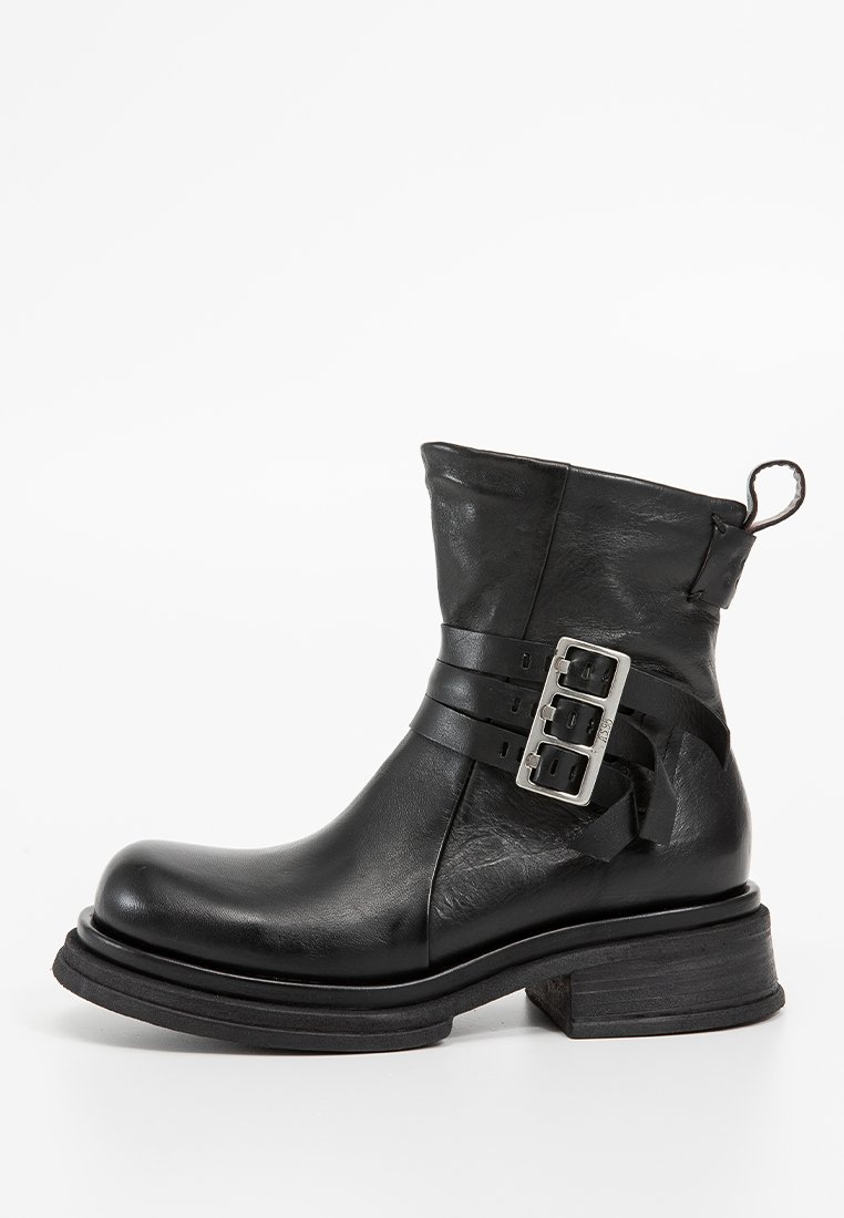 Schwarze Leder-Stiefelette mit drei verstellbaren Riemen, Metall-Schließen, runder Zehenpartie und einer stabilen schwarzen Sohle. Glatte Textur mit matter Oberfläche.