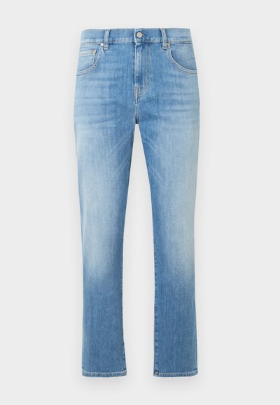 Ljusblå jeans i denim med rak benform, fem fickor och en blekt finish. Silverfärgade detaljer vid midjan.