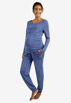 Maternity loungewear set in blue with a leopard print, featuring long sleeves, a relaxed fit, and side pockets in the pants.