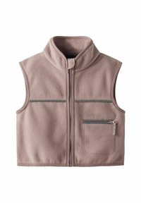Kamizelka polarowa w jasnoróżowym kolorze z wysokim kołnierzem, przednim zamkiem błyskawicznym, dwoma poziomymi kieszeniami oraz mniejszą kieszonką na zamek po prawej stronie.