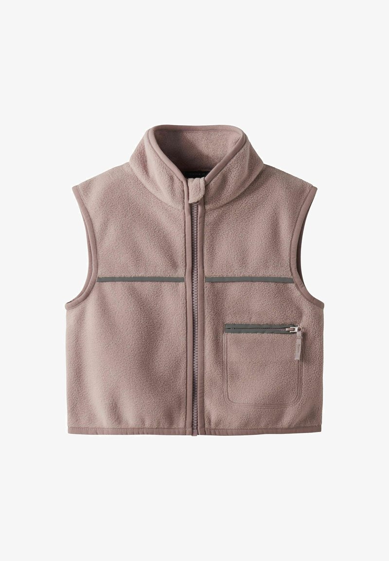 Kamizelka polarowa w jasnoróżowym kolorze z wysokim kołnierzem, przednim zamkiem błyskawicznym, dwoma poziomymi kieszeniami oraz mniejszą kieszonką na zamek po prawej stronie.