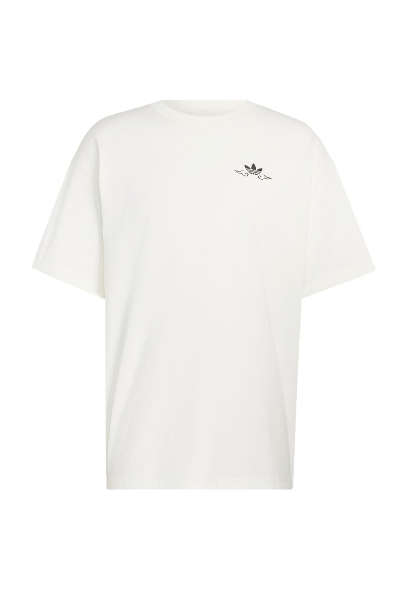 T-shirt en coton blanc à manches courtes, col ras du cou, avec un petit logo noir sur le côté gauche de la poitrine comprenant trois rayures et un motif de feuille.