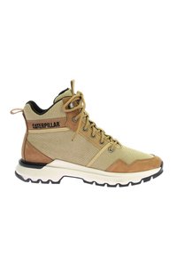 Beige- und braune Wanderschuhe mit einem strukturierten Canvas-Obermaterial, Wildleder-Akzenten, runden Schnürsenkeln und einer Gummisohle mit einem robusten Profildesign.