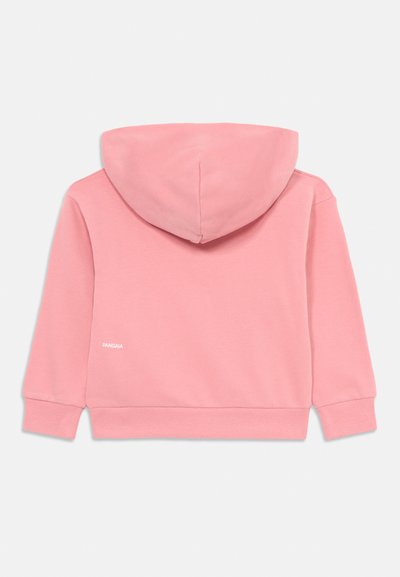 Sudadera rosa con una textura suave, que cuenta con capucha, mangas largas y un pequeño logo blanco en la parte trasera cerca del dobladillo. Diseñado de manera sencilla.