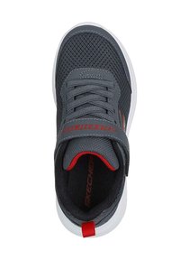 Scarpa sportiva grigia con tomaia in rete, accenti rossi, linguetta imbottita e cinturino con chiusura a strappo; suola bianca con finitura testurizzata.