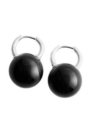 Schwarze kugelförmige Ohrringe mit glänzendem Finish, ausgestattet mit silbernem Metallzubehör in einem Hängerdesign.