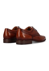 Chaussures habillées en cuir marron avec une surface lisse, des accents perforés et un talon en bois. Elles présentent un design à lacets et un bout arrondi.