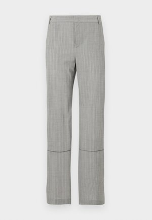 Svetlosive hlače na tanke pruge s prednjim džepovima i ravnim šavom iznad koljena, prikazane na bijeloj pozadini.