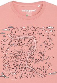 T-shirt en coton rose présentant un dessin au trait noir d'un paysage montagneux avec des arbres, des rivières et de petites structures.