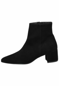 Botte de cheville noire en cuir suede, présentant un bout pointu et un talon épais. Texture lisse avec un design minimal et sans embellissements visibles.