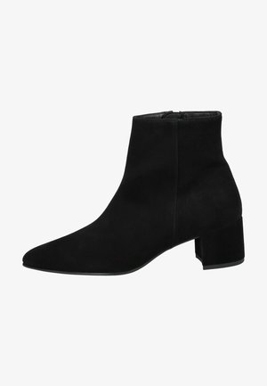 Czarne botki za kostkę wykonane z zamszu, z szpiczastym noskiem i grubym obcasem. Gładka faktura o minimalistycznym designie i bez widocznych zdobień.